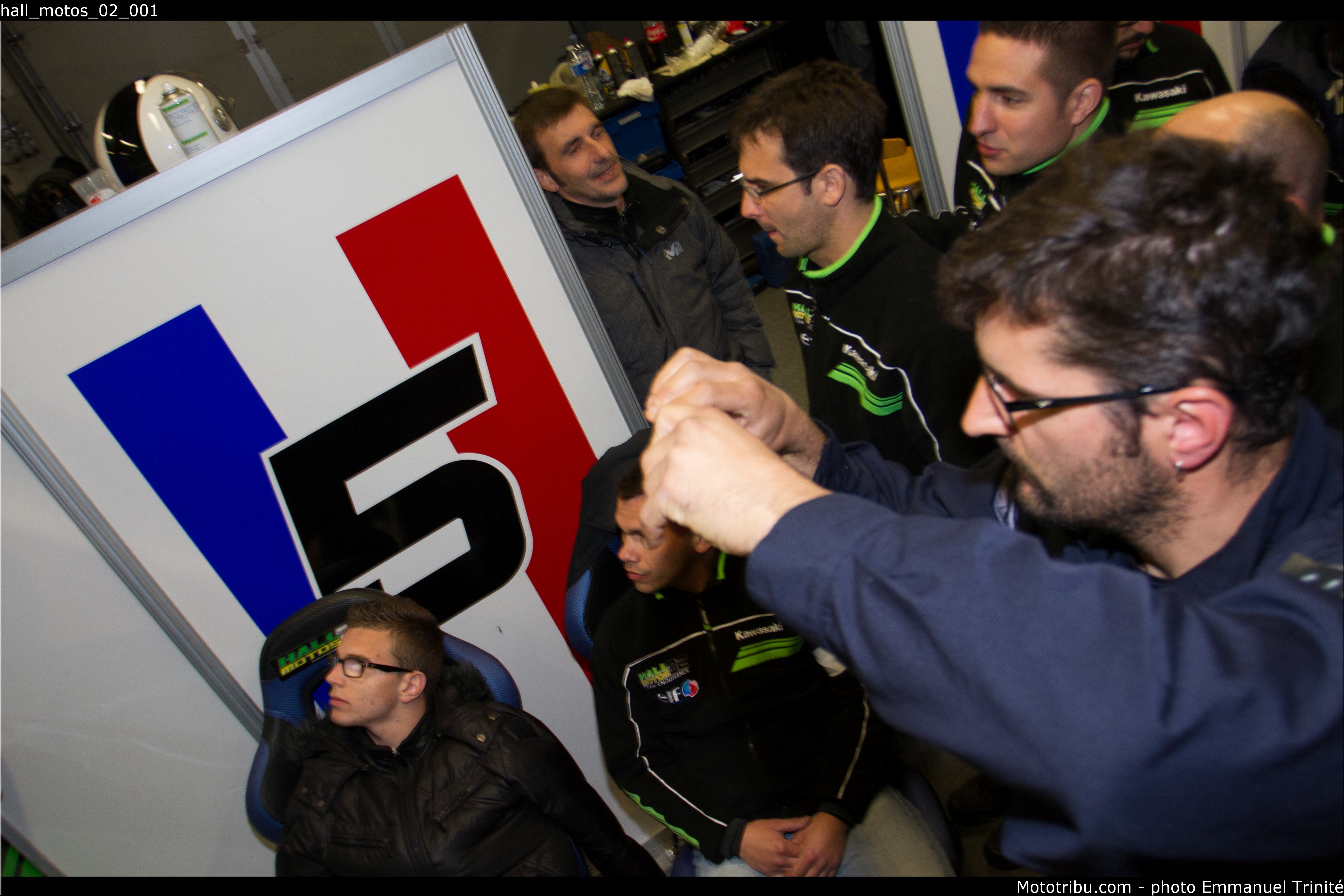 hall_motos_02_001