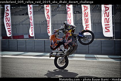 sunderland_005_rallye_raid_2015_abu_dhabi_desert_challenge.jpg