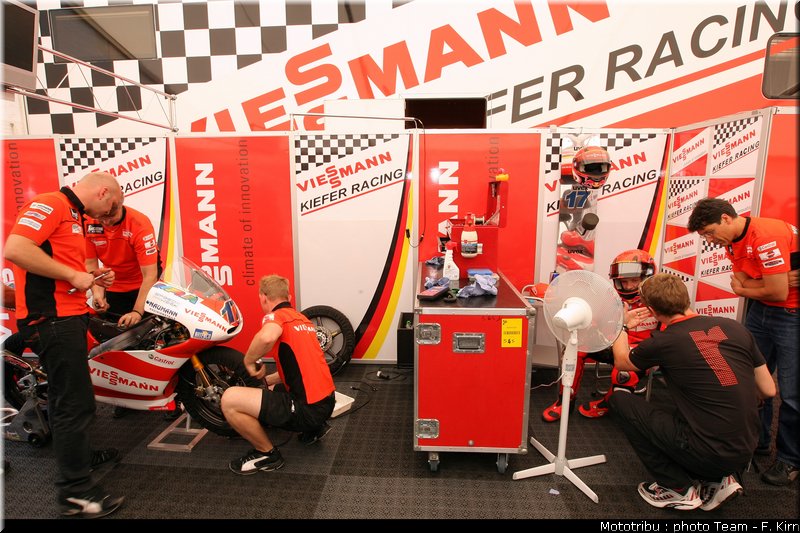 gp125_assen2009_bradl_05
