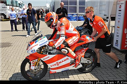 gp125_assen2009_bradl_02.jpg