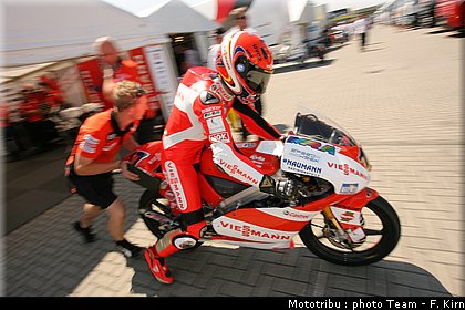 gp125_assen2009_bradl_04.jpg