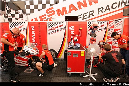 gp125_assen2009_bradl_05.jpg