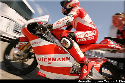 gp125_assen2009_bradl_06.jpg