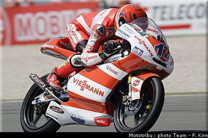 gp125_assen2009_bradl_09.jpg