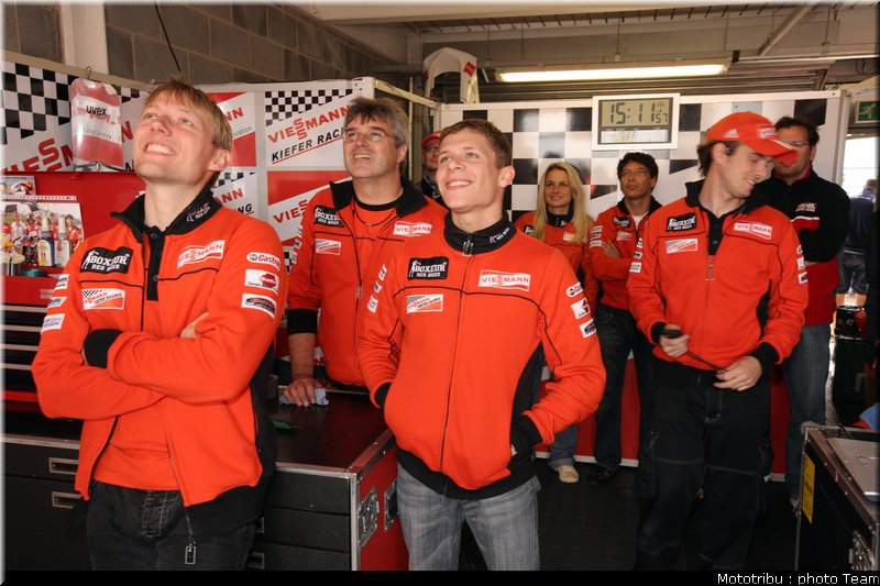 125_bradl_01_motogp_donington2009
