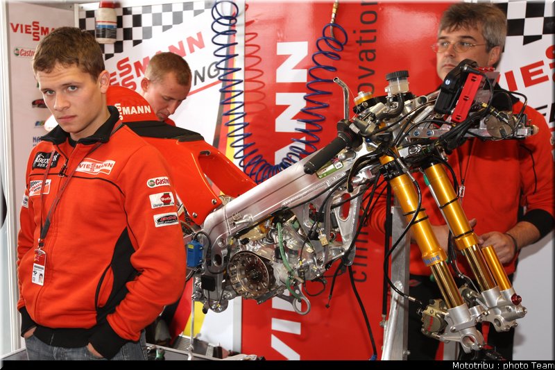 125_bradl_04_motogp_donington2009