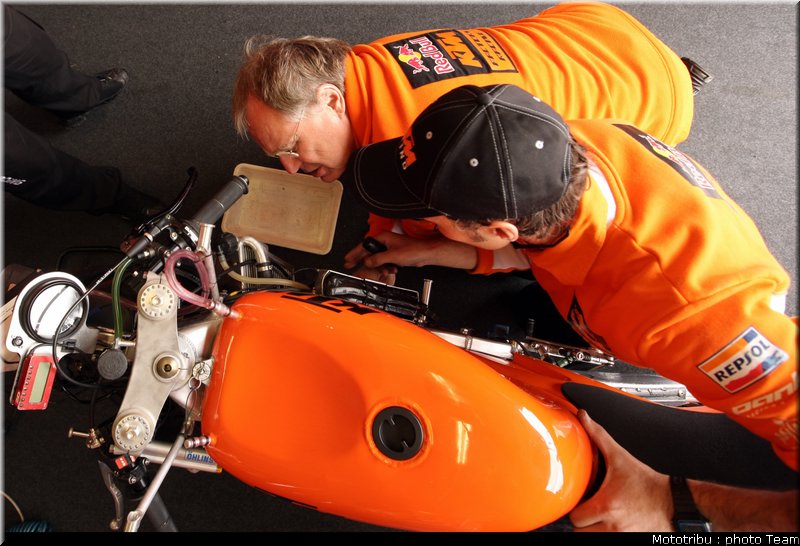 125_ktm_1_motogp_donington2009