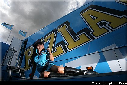pitbabes_motogp_donington2009_07.jpg