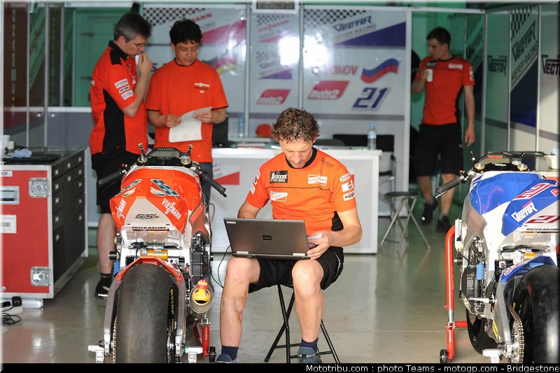 moto2_bradl_13_qatar_2010