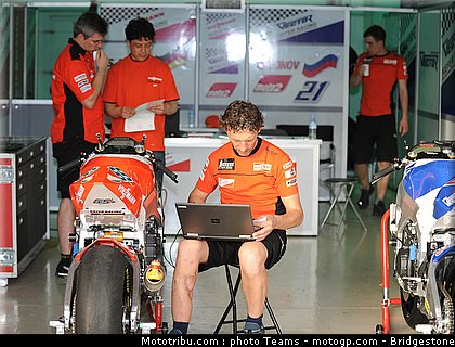 moto2_bradl_13_qatar_2010.jpg