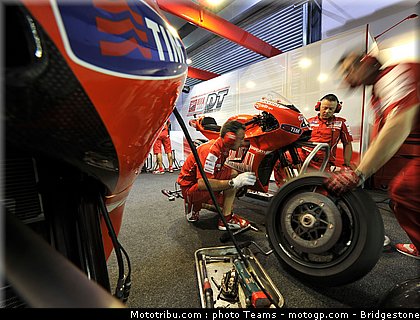 motogp_ducati_3_qatar_2010.JPG
