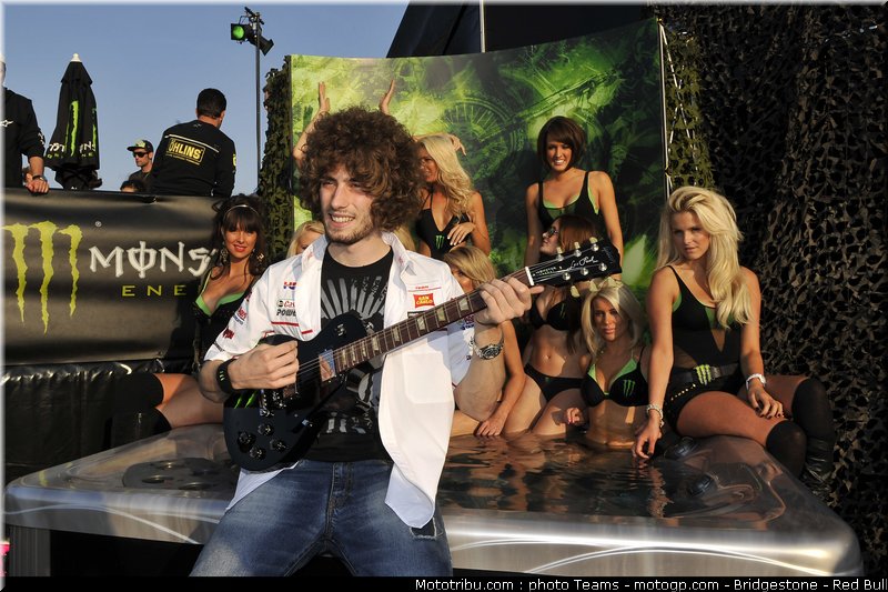 motogp_pit_babes_france_2010_03