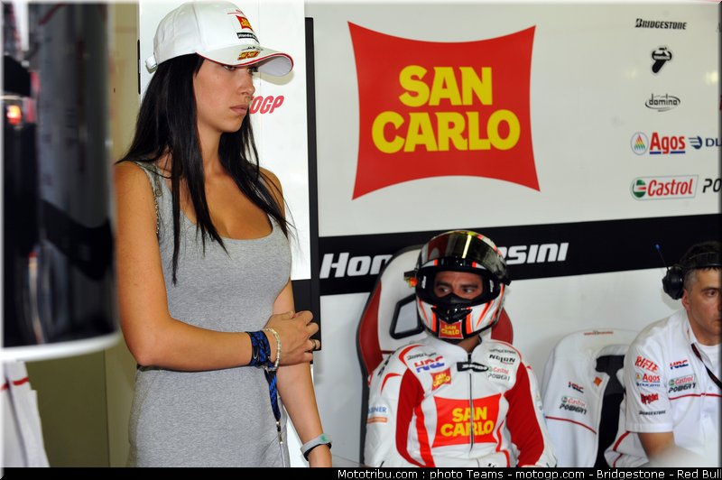 motogp_pit_babes_france_2010_04