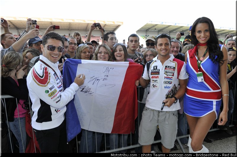 motogp_pit_babes_france_2010_07
