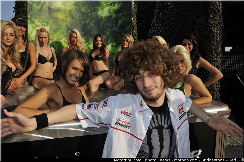 motogp_pit_babes_france_2010_08