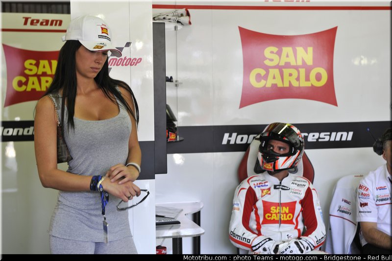 motogp_pit_babes_france_2010_09