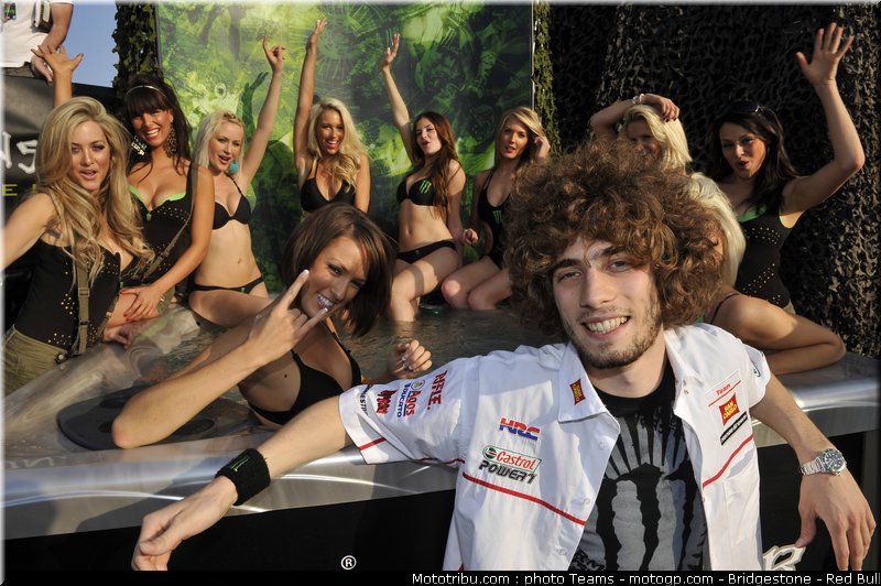 motogp_pit_babes_france_2010_10