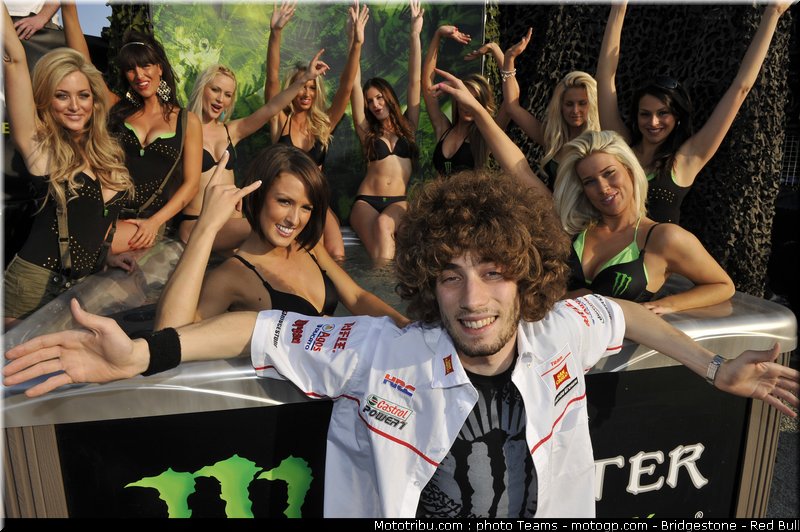 motogp_pit_babes_france_2010_14