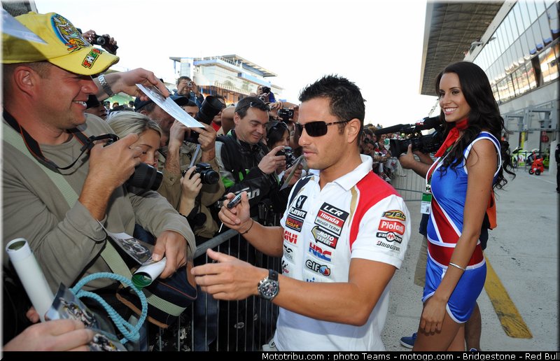 motogp_pit_babes_france_2010_28