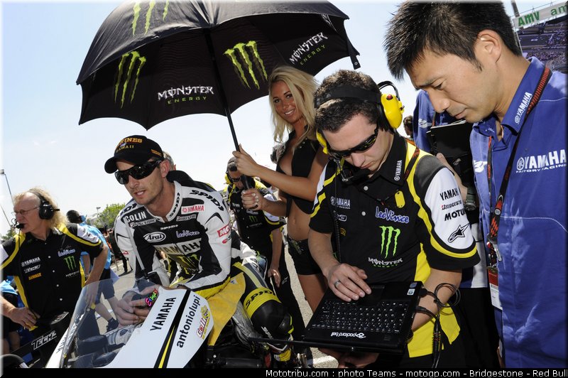 motogp_pit_babes_france_2010_43