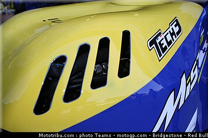 moto2_tech3_4_france_2010.jpg