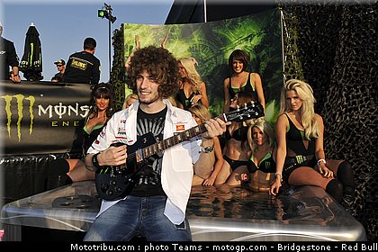 motogp_pit_babes_france_2010_03.jpg