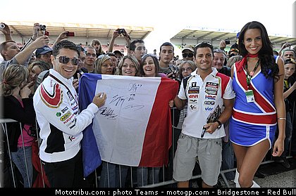 motogp_pit_babes_france_2010_07.jpg