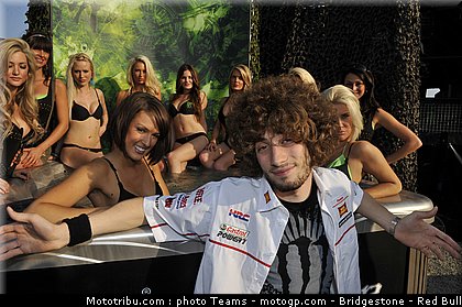 motogp_pit_babes_france_2010_08.jpg