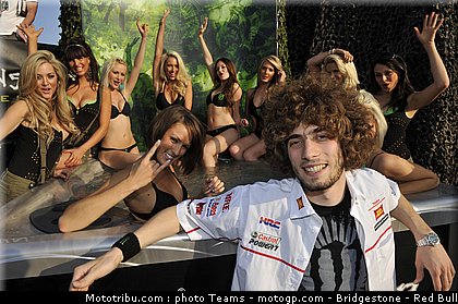motogp_pit_babes_france_2010_10.jpg