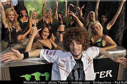 motogp_pit_babes_france_2010_14.jpg