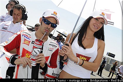 motogp_pit_babes_france_2010_18.JPG