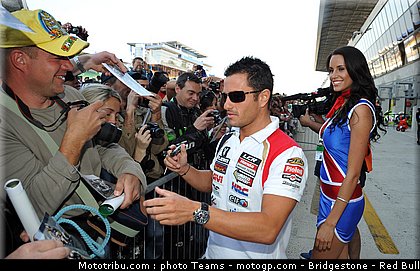 motogp_pit_babes_france_2010_28.jpg