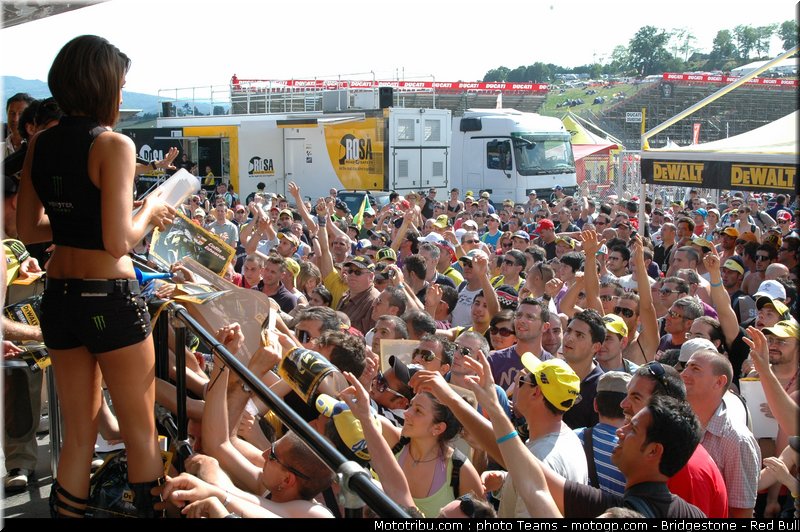 motogp_pitbabes_italie_2010_050