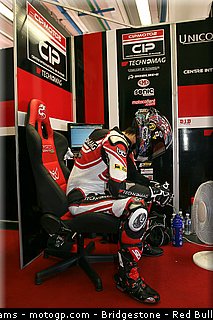 moto2_tomizawa_13_italie_2010.jpg