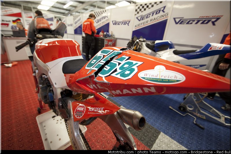 moto2_bradl_08_angleterre_2010
