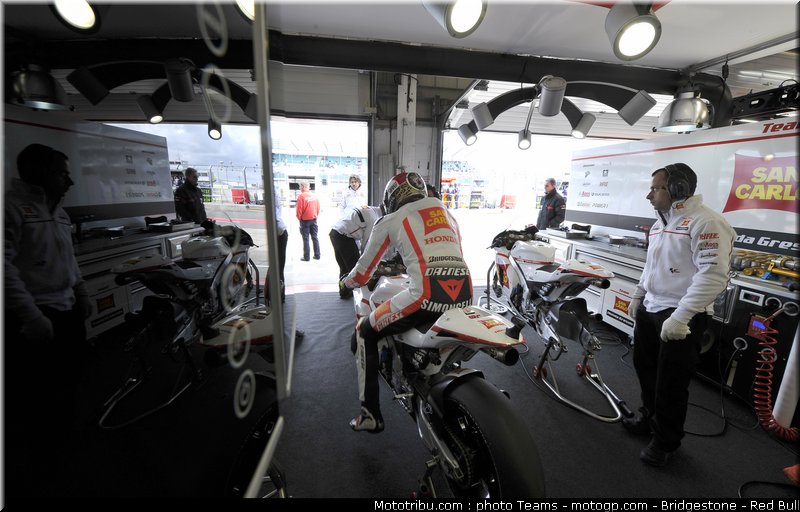 motogp_simoncelli_12_angleterre_2010