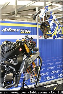 moto2_tech3_2_angleterre_2010.jpg