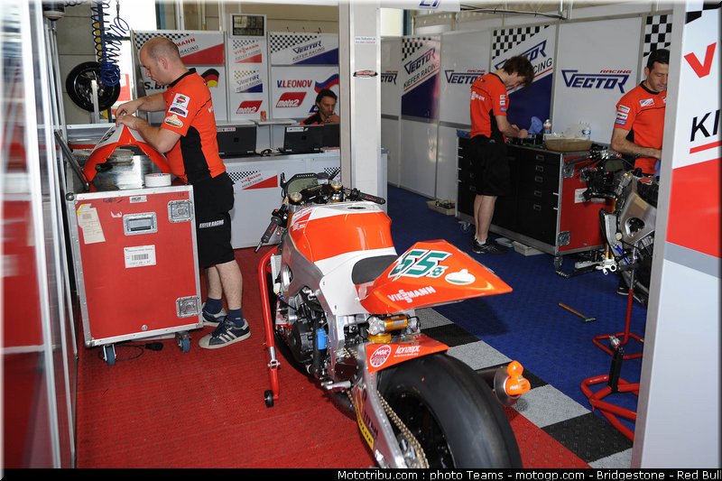 moto2_bradl_08_paysbas_2010