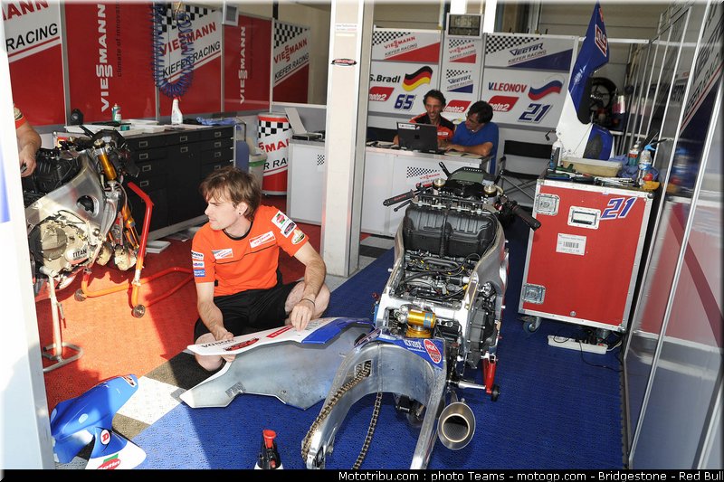 moto2_bradl_13_paysbas_2010