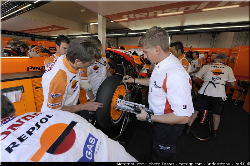 motogp_bridgestone_01_paysbas_2010
