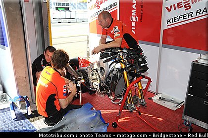 moto2_bradl_12_paysbas_2010.jpg