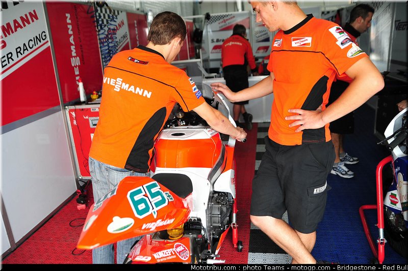 moto2_bradl_03_aragon_2010