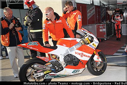 moto2_bradl_11_aragon_2010.jpg