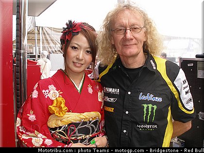 motogp_pitbabe_32_japon_2010.jpg