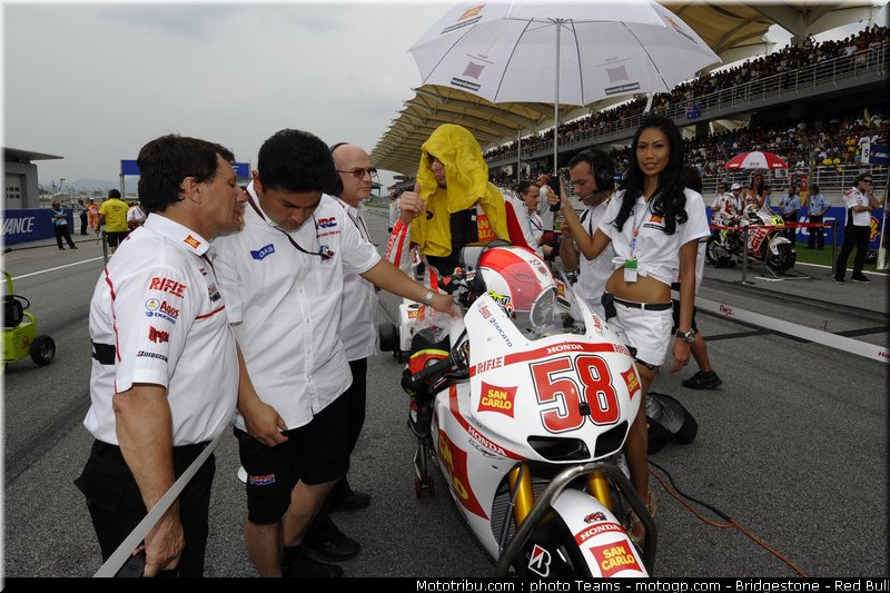 motogp_pitbabe_01_malaisie_2010