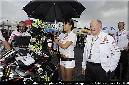motogp_pitbabe_21.jpg