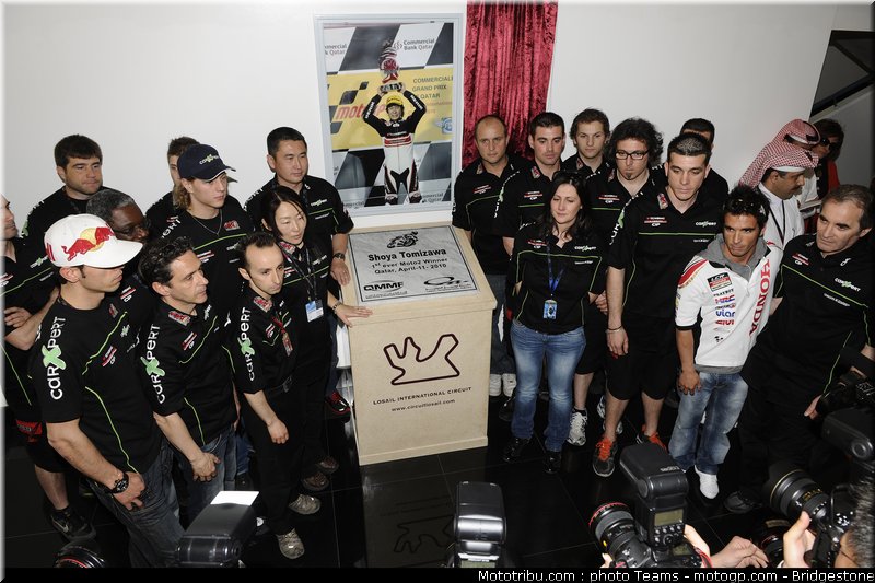 moto2_qatar_2011_cip_tomizawa_hommage
