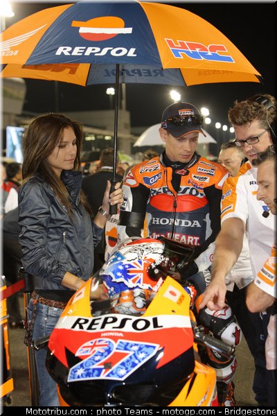motogp_qatar_2011_pitbabes_01