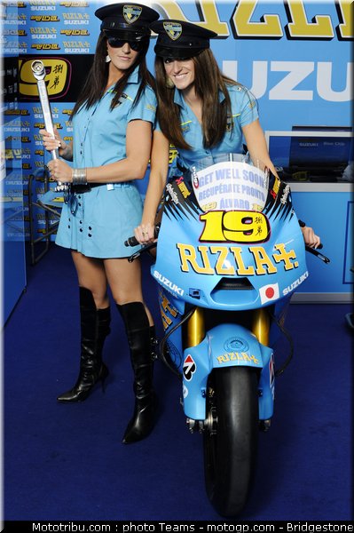motogp_qatar_2011_pitbabes_04