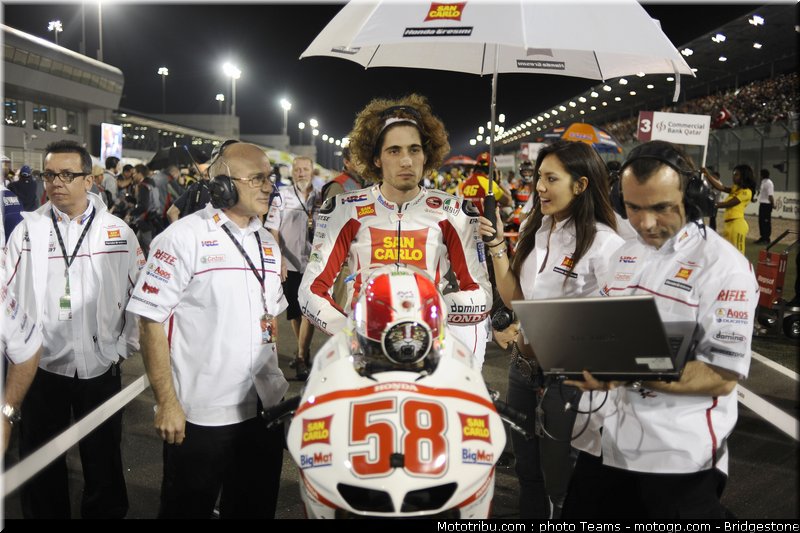 motogp_qatar_2011_pitbabes_05